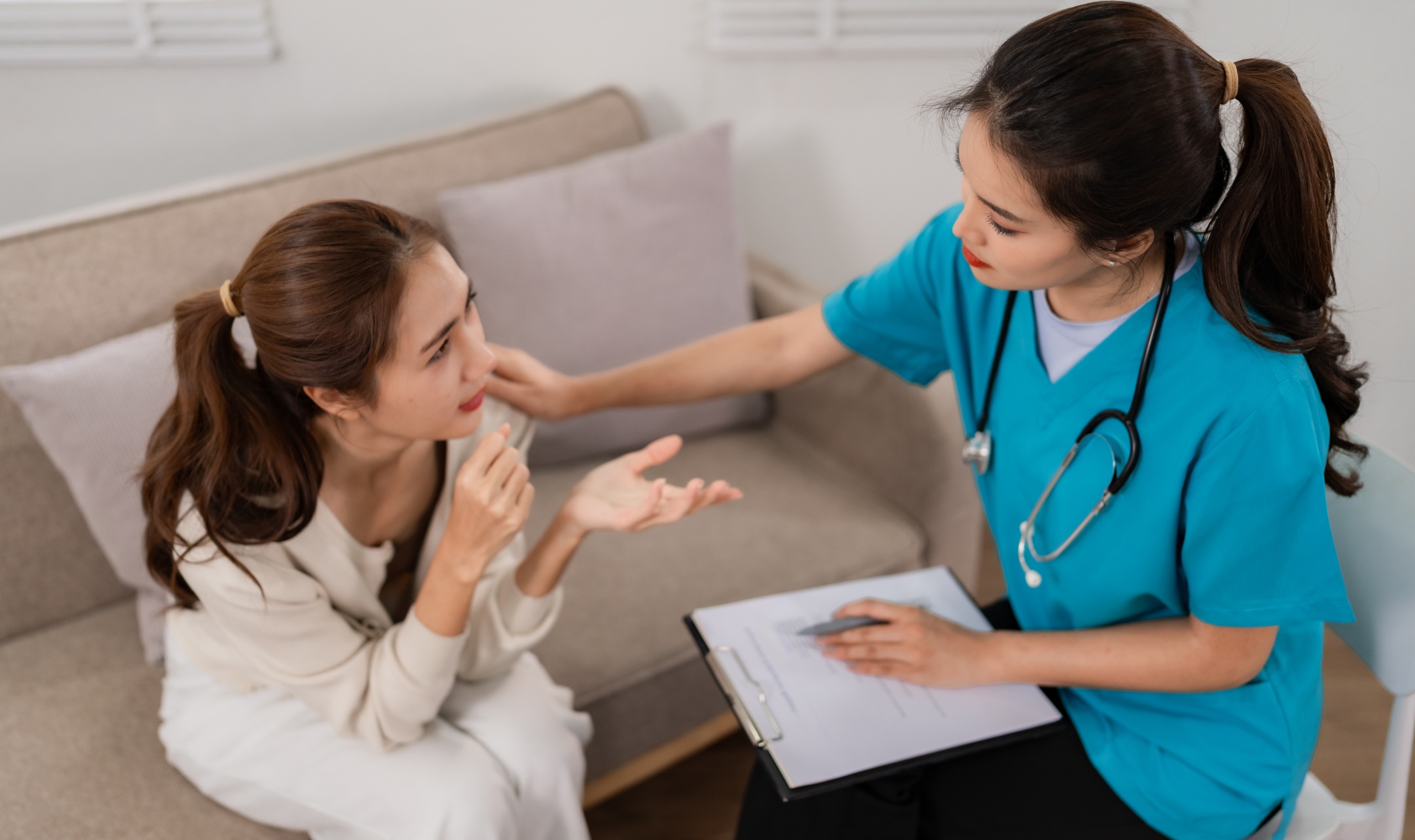 a doctor diagnosing patient for Ovarian Cyst at drlawweiseng